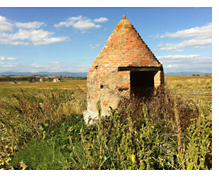 pacianopozzo pozzo or well, outside Paciano, Umbria, Italy